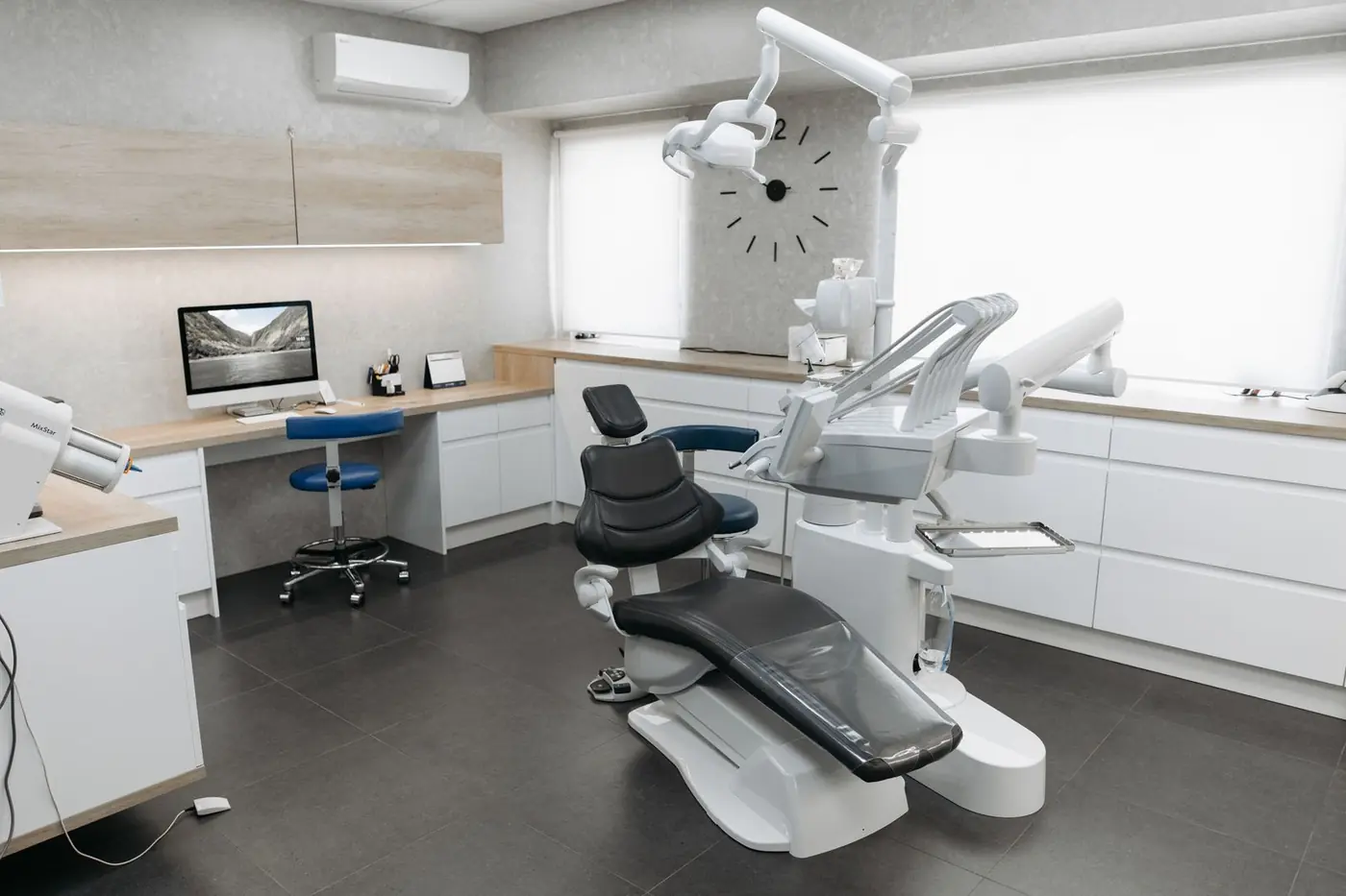 Gabinete de tratamiento con sillón dental y equipo preparado
