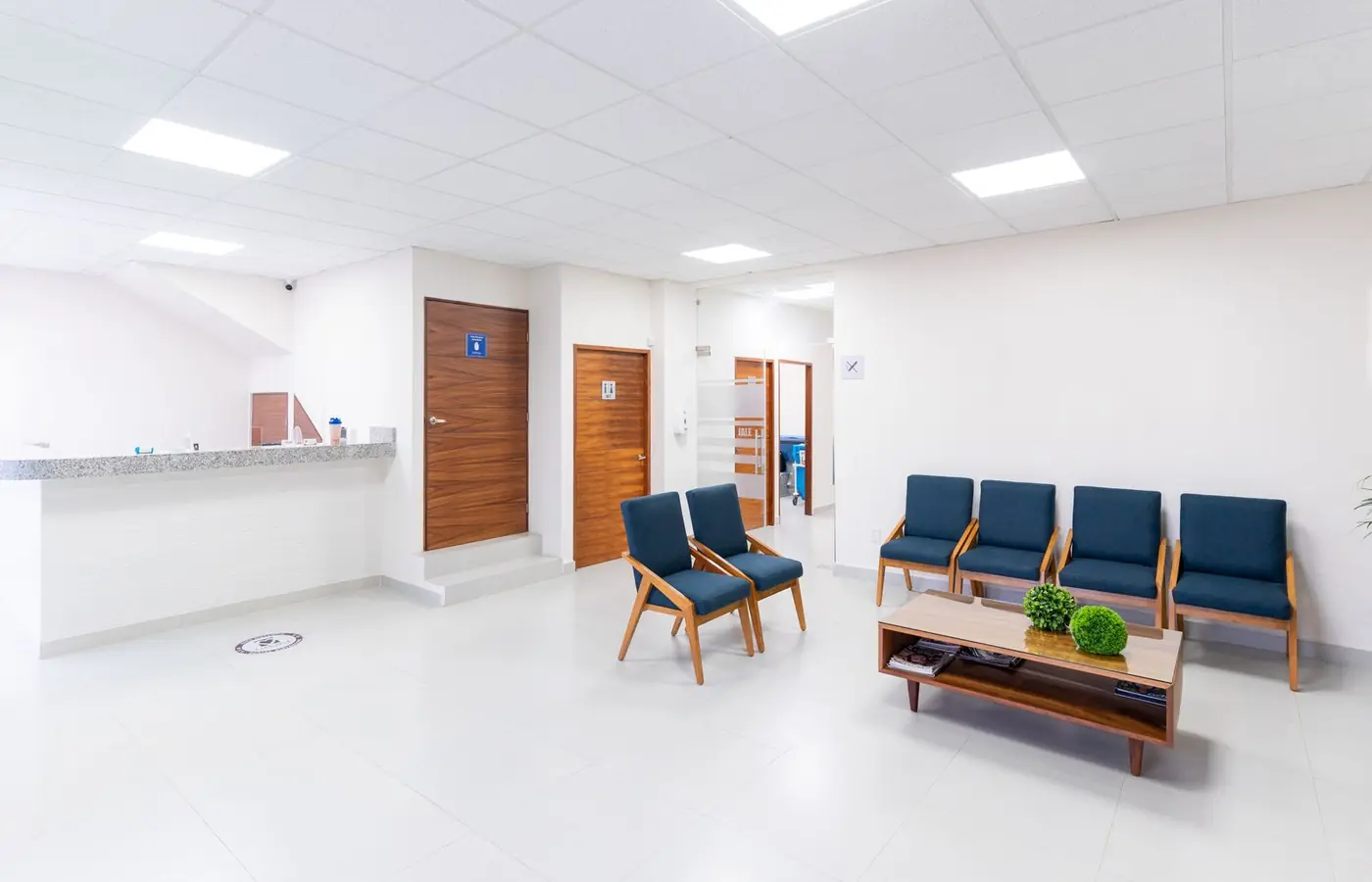 Sala de espera de la clínica, luminosa y con asientos cómodos