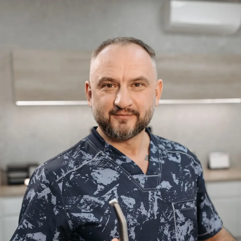 Retrato del Dr. Iván Rueda Molina, cirujano oral e implantólogo de la clínica