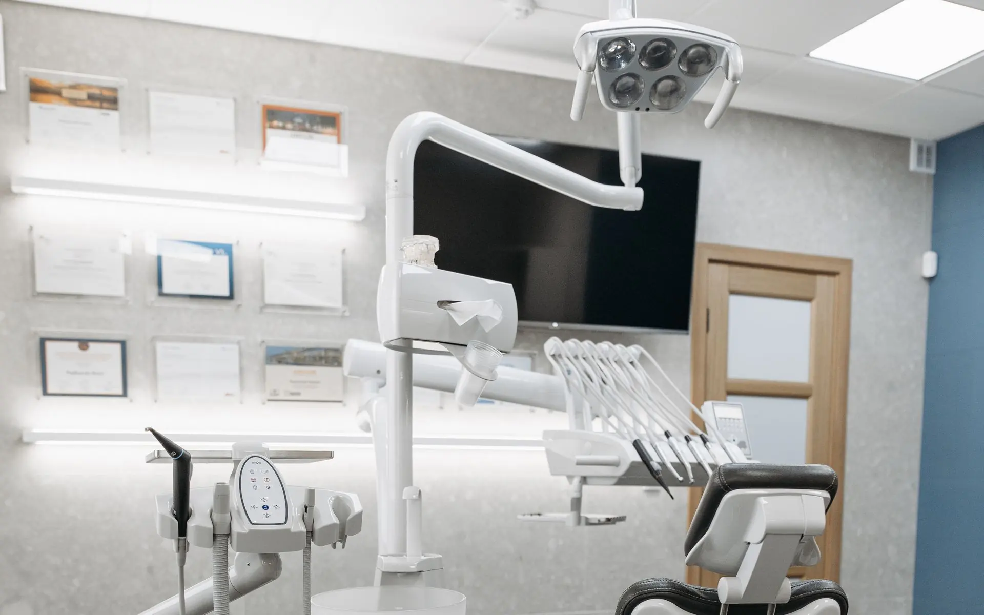 Gabinete de Clínica Dental Ventall, con luz natural y el equipo preparado para una visita